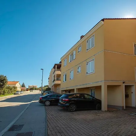 Neue Mit Parkplatz, Klima In Einer Ruhigen Lage Von Apartmán