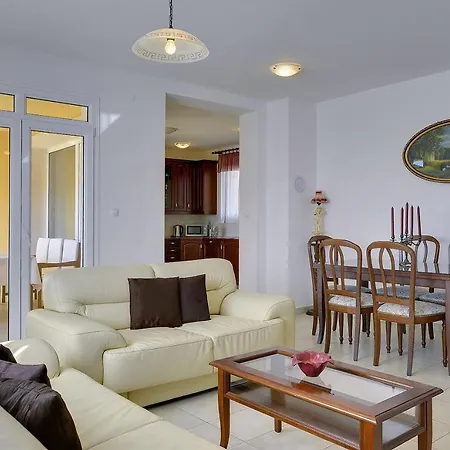 Apartment Neue Mit Parkplatz, Klima In Einer Ruhigen Lage Von *