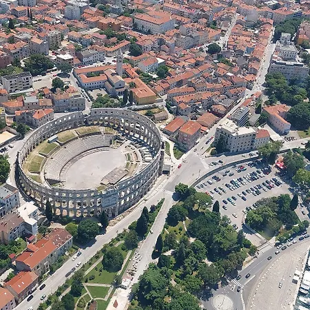 Neue Mit Parkplatz, Klima In Einer Ruhigen Lage Von Apartment Pula