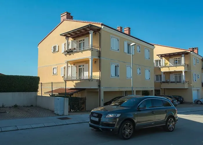 Neue Mit Parkplatz, Klima In Einer Ruhigen Lage Von