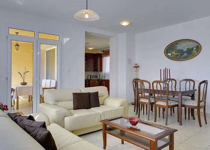 Apartment Neue Mit Parkplatz, Klima In Einer Ruhigen Lage Von *