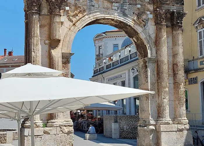 Apartment Neue Mit Parkplatz, Klima In Einer Ruhigen Lage Von Pula