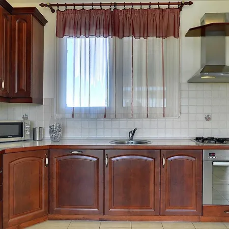 Neue Mit Parkplatz, Klima In Einer Ruhigen Lage Von