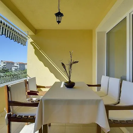 Lejlighed Neue Mit Parkplatz, Klima In Einer Ruhigen Lage Von Pula