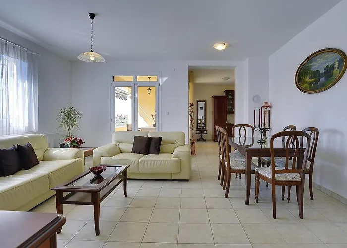 Neue Mit Parkplatz, Klima In Einer Ruhigen Lage Von Lejlighed Pula