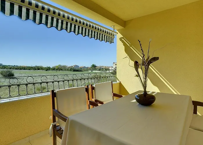 Neue Mit Parkplatz, Klima In Einer Ruhigen Lage Von Lejlighed Pula