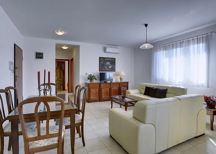 Neue Mit Parkplatz, Klima In Einer Ruhigen Lage Von