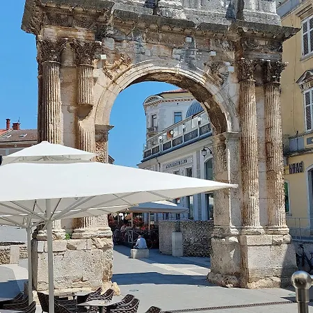 아파트 Neue Mit Parkplatz, Klima In Einer Ruhigen Lage Von 풀라